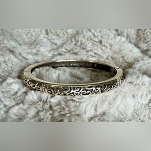 EUC Brighton Viewpoint Hinged Bangle with swirl design 🩶🤍🩶🤍